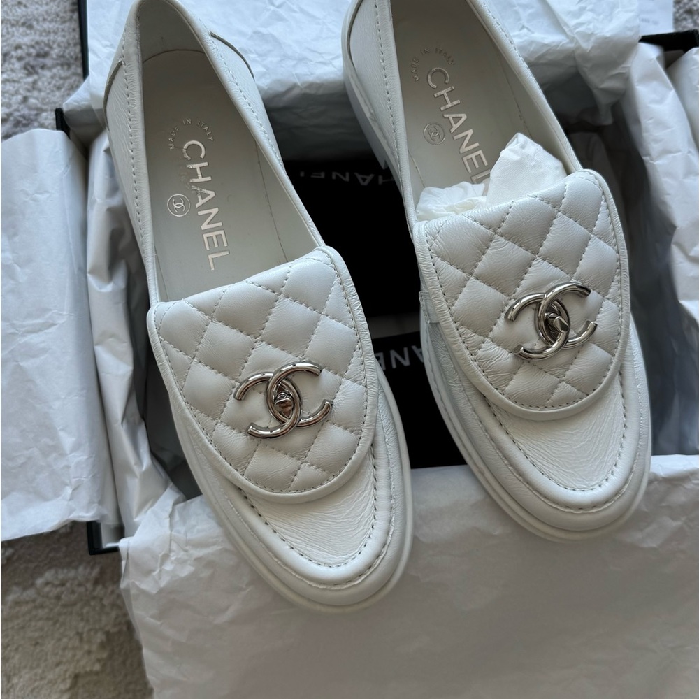 CHANEL 23P NEW TAGS OFF-WHITE SHINY LAMBSKIN LOAFERS CC LOGO Size  37
